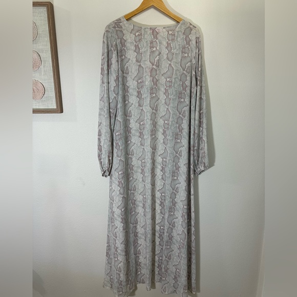 Alligator skin gray, white and mauve open front cover up - Picture 2 of 4